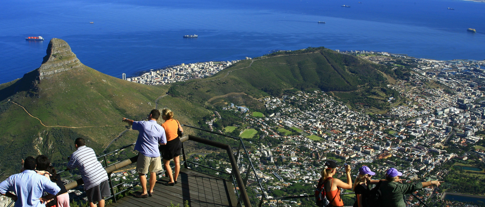 Visitors_viewing_city_from_Top_Station (2).jpg