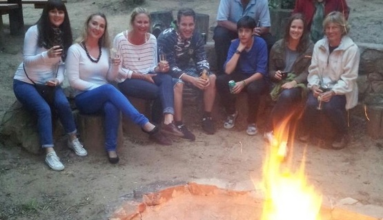 Kariega_conservation_volunteers_campfire2.jpg