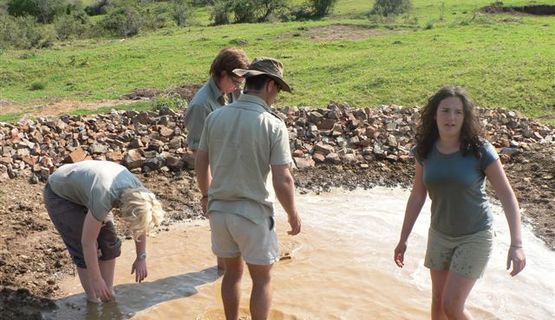 Kariega Volunteers building a waterhole.JPG