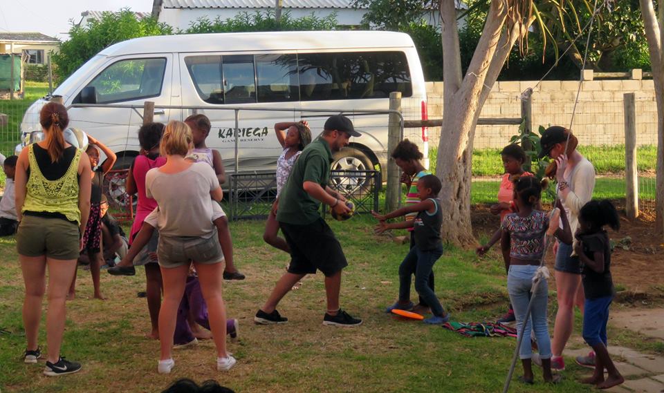 Kariega Volunteers With Children at Farmerfield School