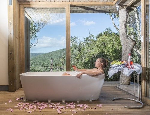 Kariega Settlers Drift Guest Enjoying Free Standing Bathtub