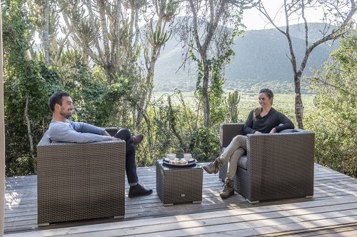 Kariega Settlers Drift Guests Enjoying Outdoor Seating