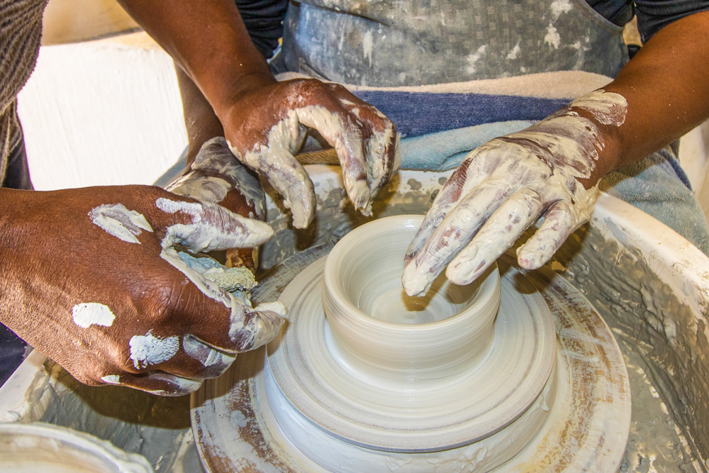 Kariega safari guest learning ceramics with Meshack