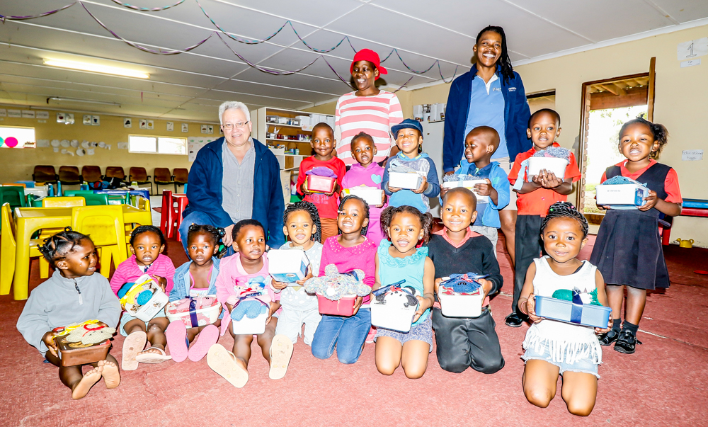 The Kariega Foundation helps the Kenton Methodist Church distribute 200 gifts