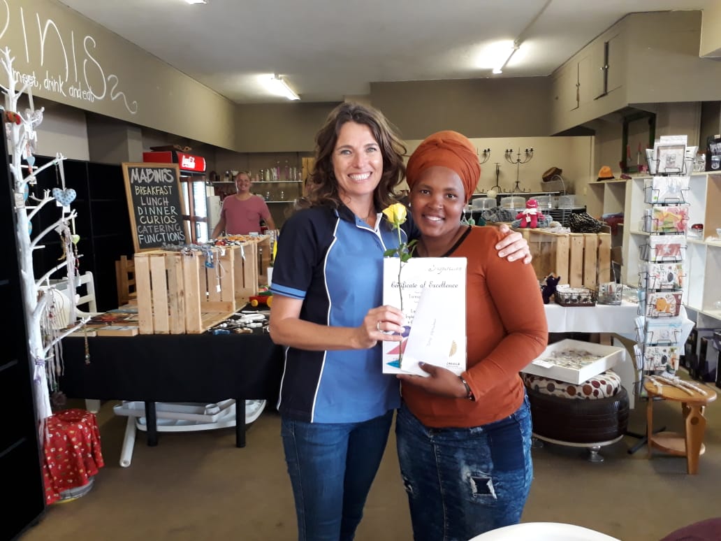 Ntombethemba Folola receives her Early Inspiration award from Linda Bruce Director of The Kariega Foundation
