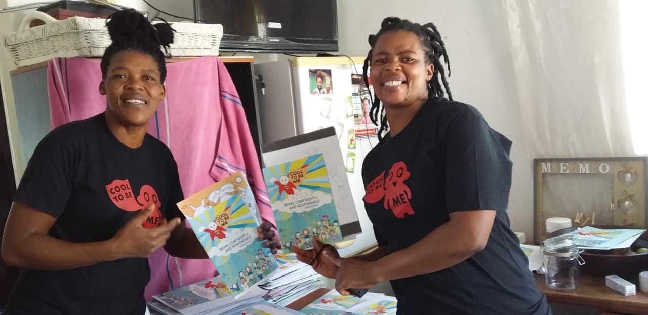 Kariega team distribute activity packs during temporary closure