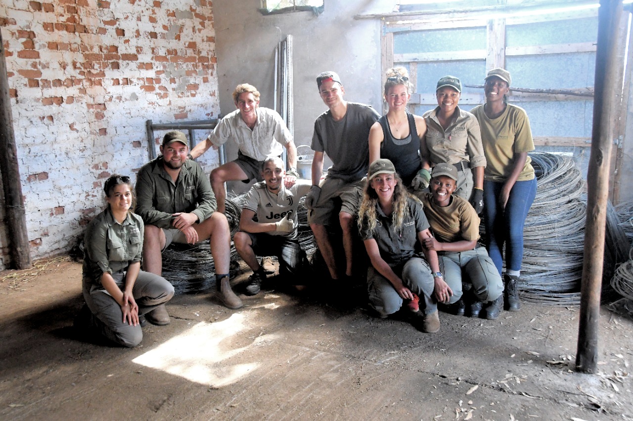 Kariega Conservation Volunteers Helping with Conservation Centre
