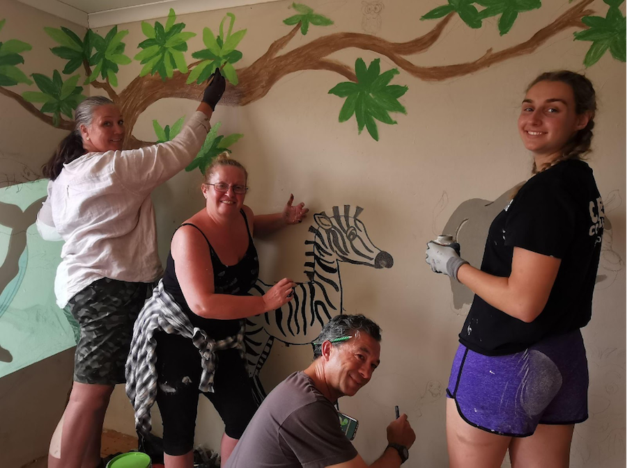 Kariega Volunteers painting a mural in the local community