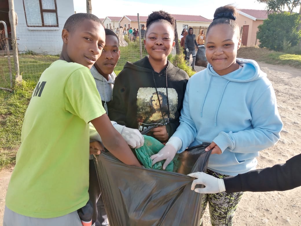 Kariega Foundation youth cleaning up their community Kariega Foundation youth cleaning up their community