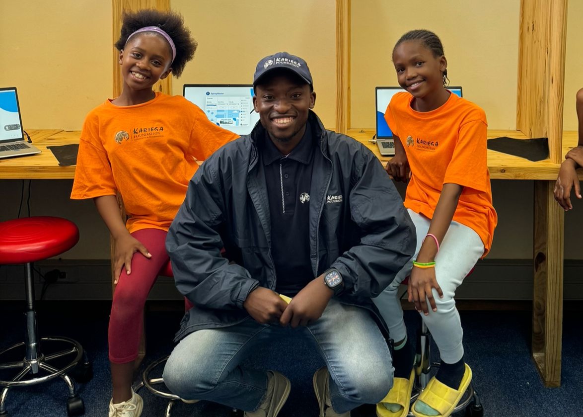 Kariega foundation coach and children at the computer hub