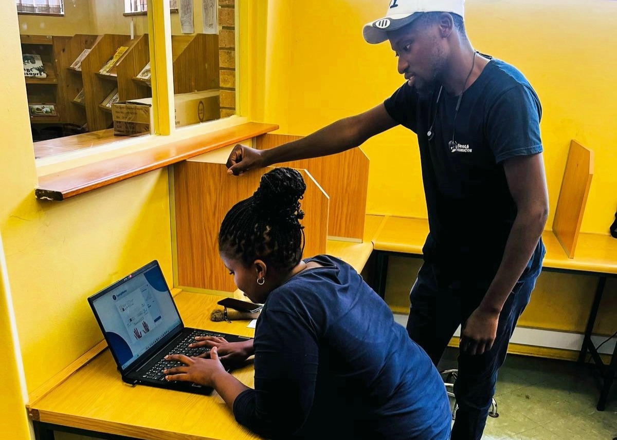 Kariega Foundation coach mentoring a child at the computer centre