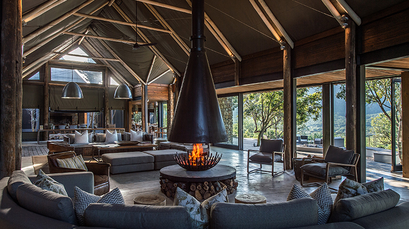 Cosy warm lodge with fires burning - Settlers Drift lounge area Cosy warm lodge with fires burning - Settlers Drift lounge area